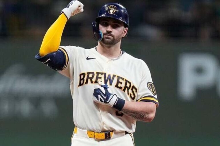 Garrett Mitchell's 4-hit effort powers Brewers past Reds