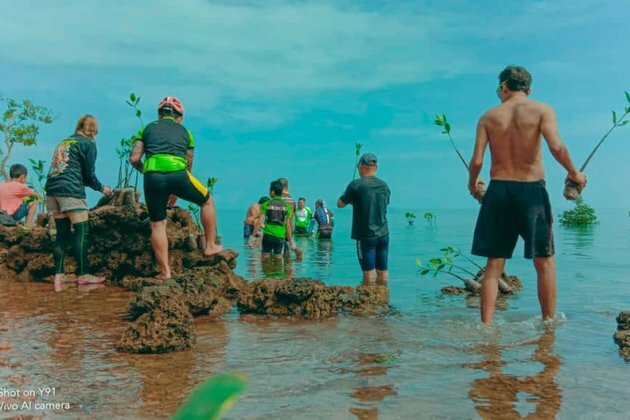 Bikers hold cleanup, mangrove planting in Bohol town
