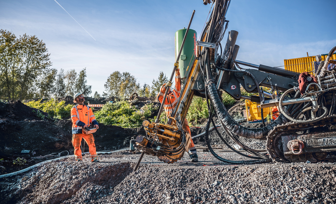 Spesa Spezialbau und Sanierung is using Klemm rigs to install micropiles that will support a pedestrian bridge at Dortmund’s Garden of the Future  