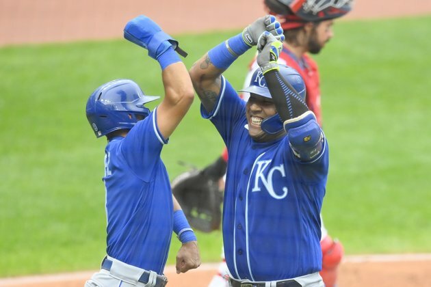 Royals' Salvador Perez sets MLB HR record for catchers