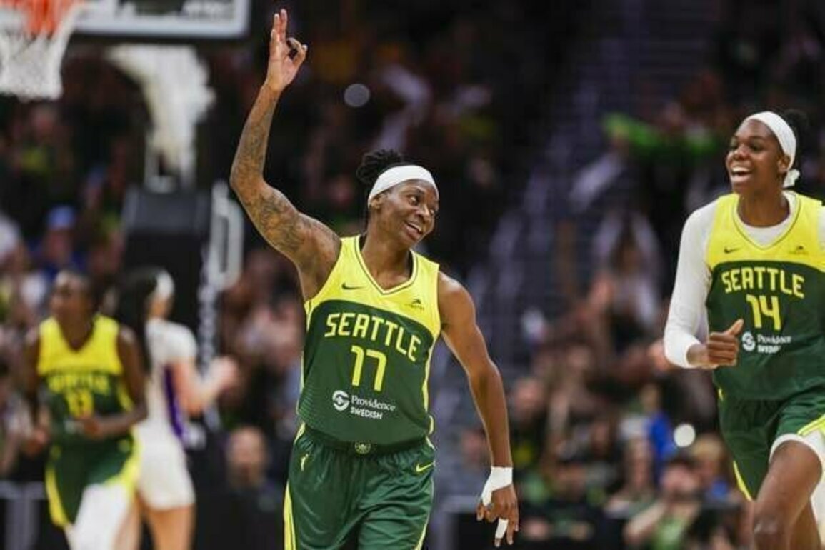 Storm make dramatic comeback, edge Valkyries to claim last playoff spot