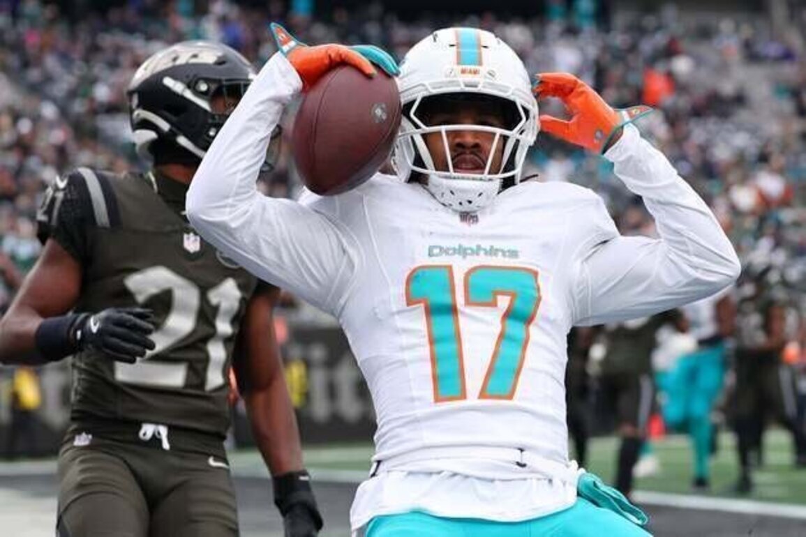 Broncos still third favorite in AFC West with Jaylen Waddle addition