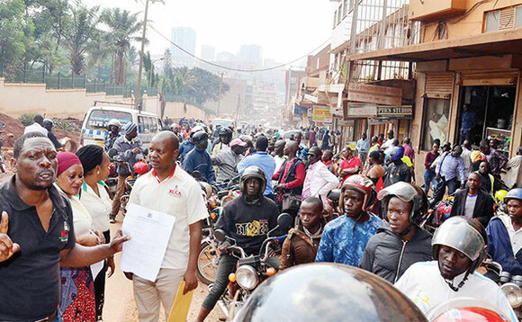 Kansala Kayigo Kikulwe (ku kkono) ng’akulembedde abavubuka okwekalakaasa. Kansala Kayigo Kikulwe (ku kkono) ng’akulembedde abavubuka okwekalakaasa.