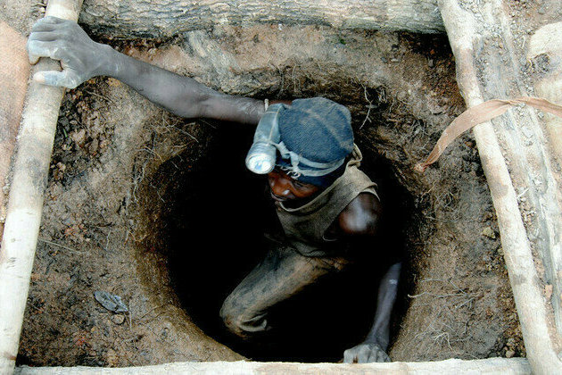Canadian firm executive switches sides in Mali mining feud  Reuters
