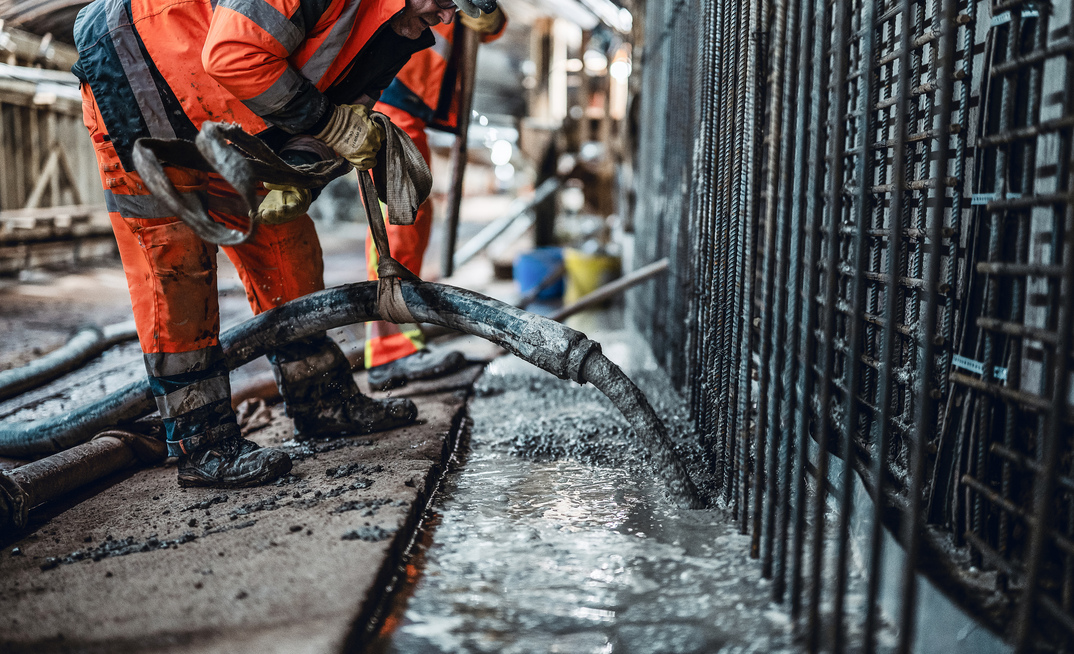 To stabilise the tunnel structure, which the Holzminde river flows through below the L550 highway, a reinforced inner shell was constructed using in-situ concrete and shotcrete