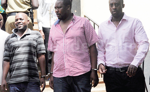 Richard Kamugisha (ku kkono) David Kironde ne Nasser Kibirige nga baggyibwa ku poliisi ya CPS okutwalibwa mu kkooti ya LDC e Makerere. Richard Kamugisha (ku kkono) David Kironde ne Nasser Kibirige nga baggyibwa ku poliisi ya CPS okutwalibwa mu kkooti ya LDC e Makerere.