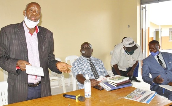 Pasita Caleb Tukaikiriza ng'ayogera mu lukiiko. Ku ddyo ye Bbaale. Pasita Caleb Tukaikiriza ng'ayogera mu lukiiko. Ku ddyo ye Bbaale.