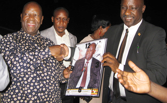 RDC omuggya Fred Bamwine (ku ddyo) ng'akwasa Ntulume (abadde akulira abakozi) ekirabo kye baamuwadde okumusiibula RDC omuggya Fred Bamwine (ku ddyo) ng'akwasa Ntulume (abadde akulira abakozi) ekirabo kye baamuwadde okumusiibula