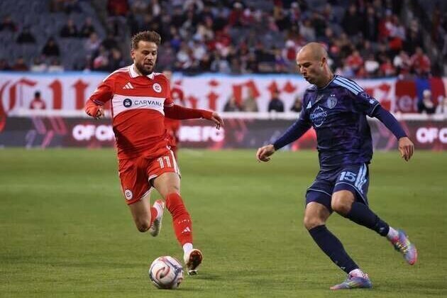 In-form Chicago routs lowly Kansas City with 2nd-half barrage