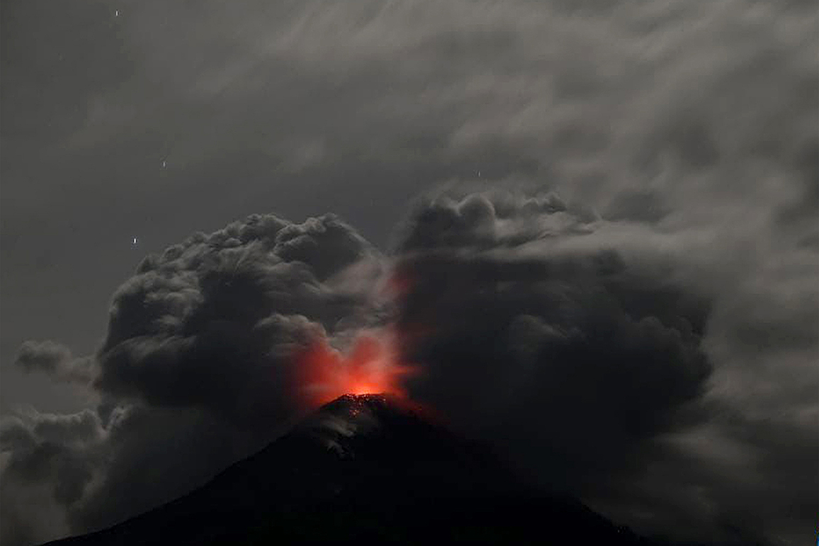 (SpotNews)INDONESIA-EAST NUSA TENGGARA-VOLCANO-ERUPTION