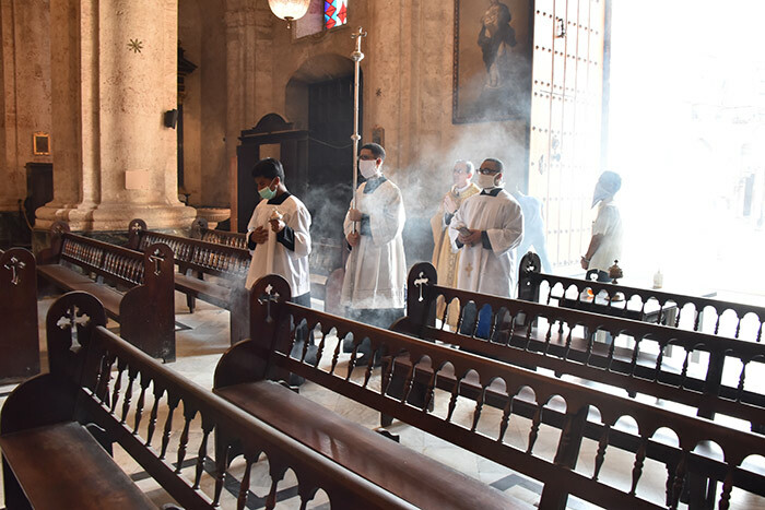  ather osvany parish priest of avanas athedral officiates the easter mass with few parishioners on pril 12 2020 in avana amid the spread of the 19 disease hoto by    