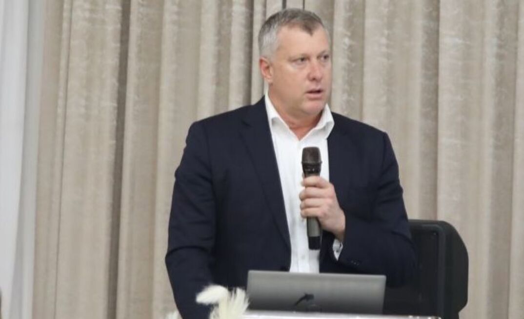 Damon Neaves speaks at the Timor-Leste public consultation meeting