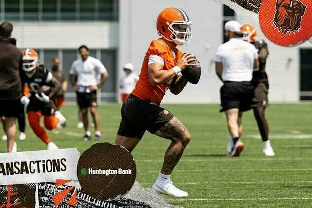Browns sign QB Dillon Gabriel