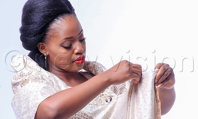 How to wear the gomesi How to wear the gomesi