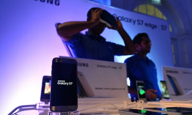 Samsung holds lead in flat global smartphone market Samsung holds lead in flat global smartphone market