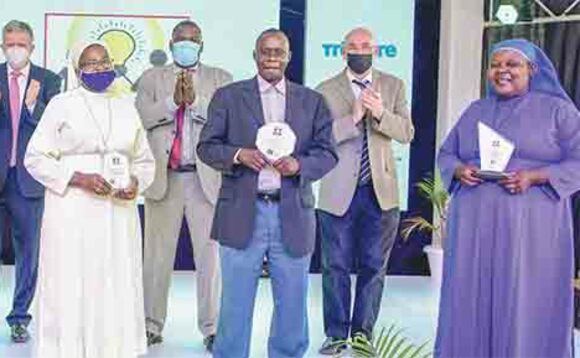 Abasomesa omukaaga abaanywedde mu bannaabwe akendo. Mu maaso okuva ku kkono; Ernest Kavulu, Raymond Kigongo, Norah Anyait, Sr. Pross Nantege, Buluhani Mulongo ne Sr. Theopista Namukasa. Abasomesa omukaaga abaanywedde mu bannaabwe akendo. Mu maaso okuva ku kkono; Ernest Kavulu, Raymond Kigongo, Norah Anyait, Sr. Pross Nantege, Buluhani Mulongo ne Sr. Theopista Namukasa.