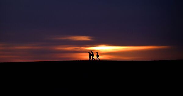 Sunrise Spectacle: Dunhuang's Mingsha Mountain and Crescent Spring Draw Tourists