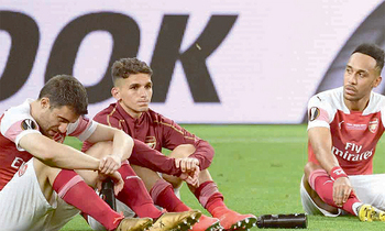 Arteta ng'atunuulidde abazannyi ba Arsenal; Sokratis (ku kkono), Torreira ne Aubameyang. Arteta ng'atunuulidde abazannyi ba Arsenal; Sokratis (ku kkono), Torreira ne Aubameyang.