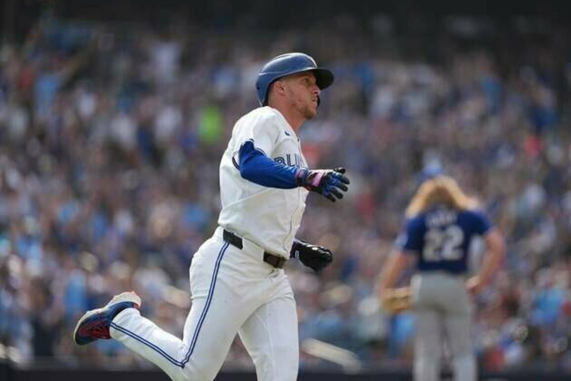 Blue Jays beating up on Rangers, go for series sweep