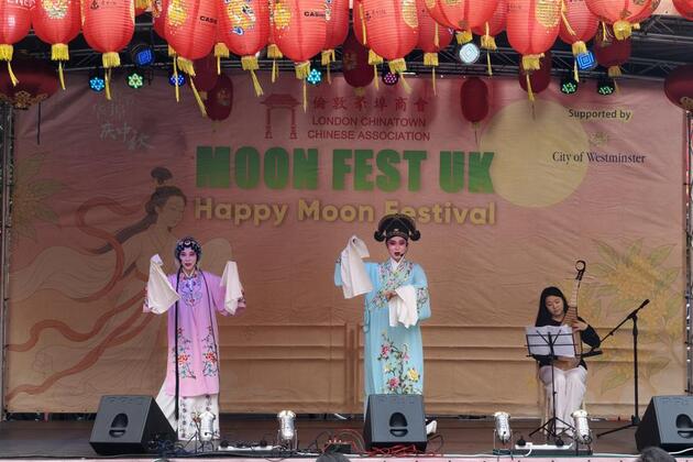 Chinese overseas students celebrate National Day Mid-Autumn Festival