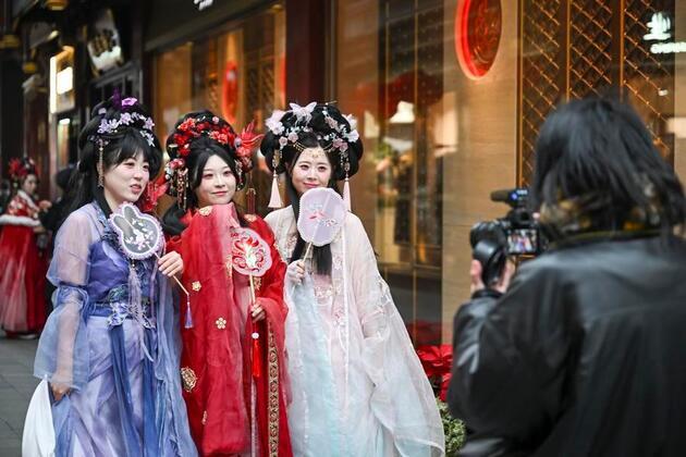 From China to world's wardrobes: The rise of Hanfu fashion
