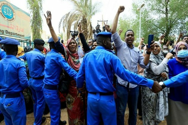 Sudanese police fire tear gas at protesters demanding transfer of power to civilian govt