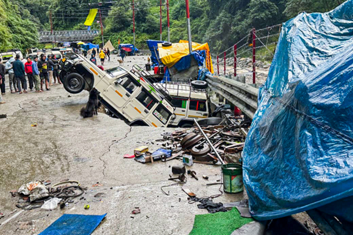 Uttarakhand SDRF rescues two ailing commuters on Kedarnath Yatra route