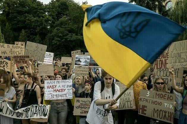 Kiev restricts mass gatherings after anti-government protests