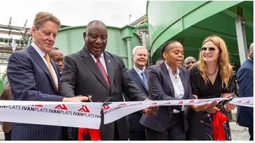 Ivanhoe Mines’ Founder and Executive Co-Chairman, Robert Friedland, and President of the Republic of South Africa, Cyril Ramaphosa, sharing a pair of scissors; Premier of Limpopo Province, Dr. Phophi Ramathuba, and Ivanhoe Mines’ President and Chief Executive Officer, Marna Cloete, cutting a ribbon marking the formal opening of the Platreef Mine.