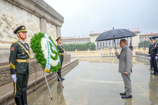 CHINA-BEIJING-PAKISTAN-PM-MONUMENT-TRIBUTE (CN)
