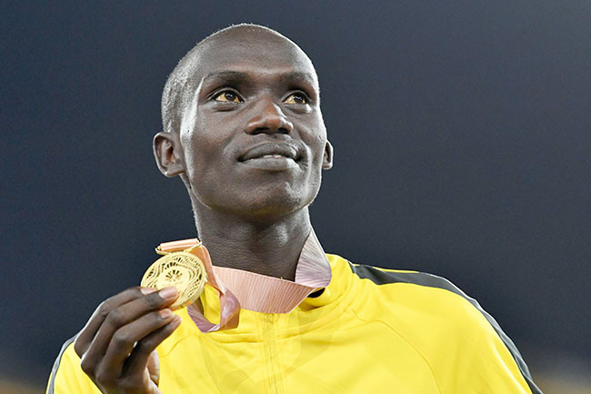  old medallist gandas oshua iprui heptegei celebrates on the podium after the athletics mens 5000m final during the 2018 old oast ommonwealth ames at the arrara tadium on the old oast on pril 8 2018   