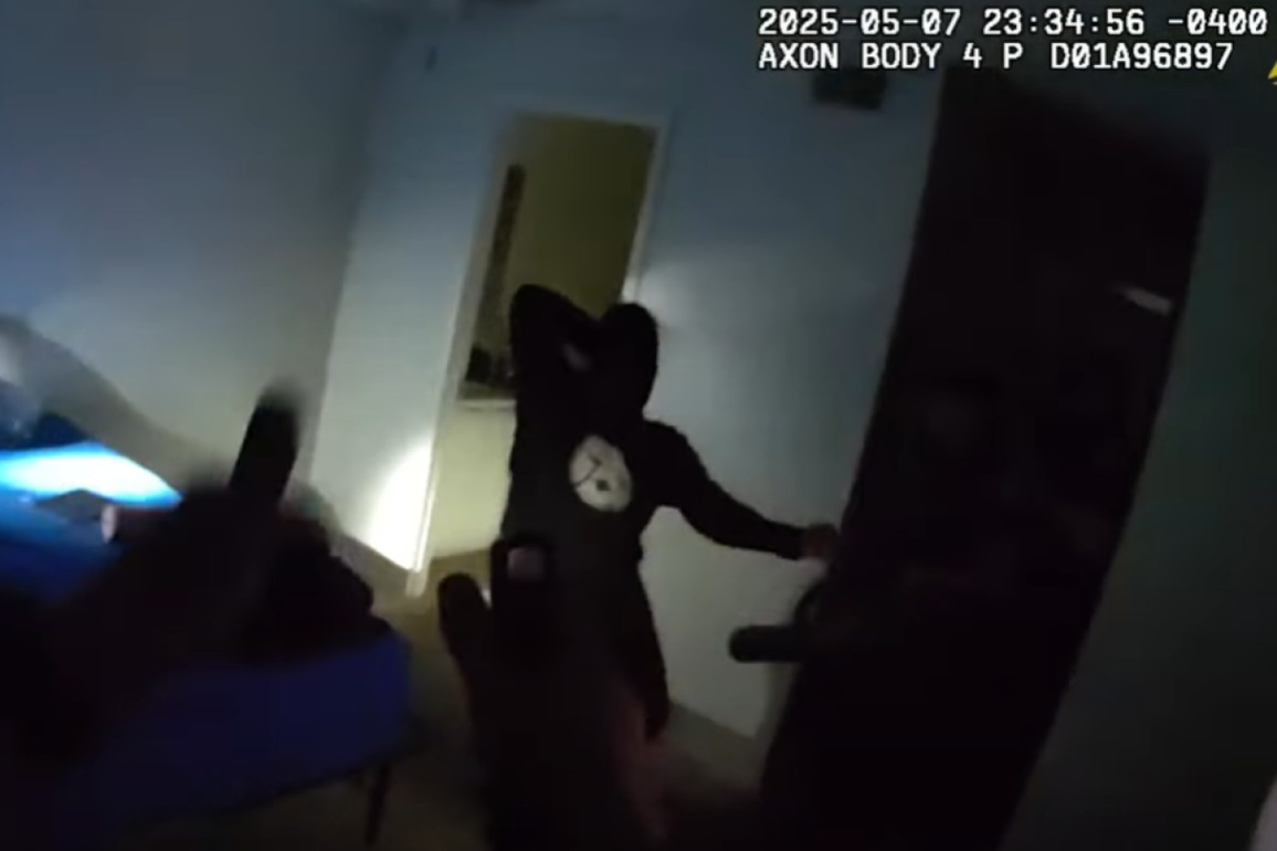 Video- Knife-wielding woman attacks Fla. deputies after calling 911