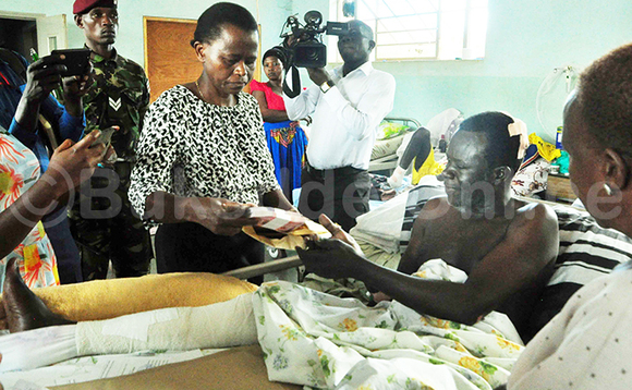 Amongi ne looya we Nsekanabo mu kakiiko. Nakyobe ng’akwasa Majid Kintu obukadde busatu. Amongi ne looya we Nsekanabo mu kakiiko. Nakyobe ng’akwasa Majid Kintu obukadde busatu.