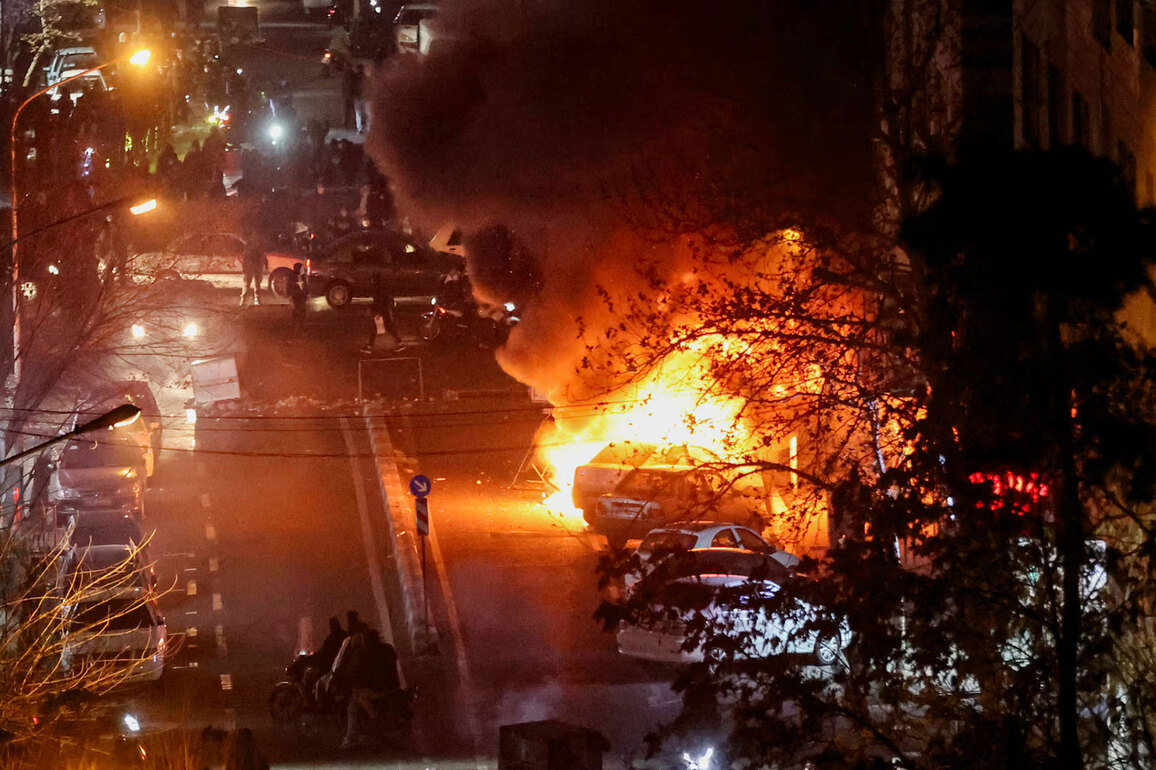 Iranian activist Masih Alinejad alleges "war crimes," says regime "slaughtering" unarmed civilians amid protests