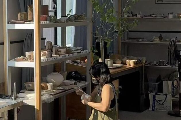 What brings Singaporean ceramists to China's Jingdezhen?