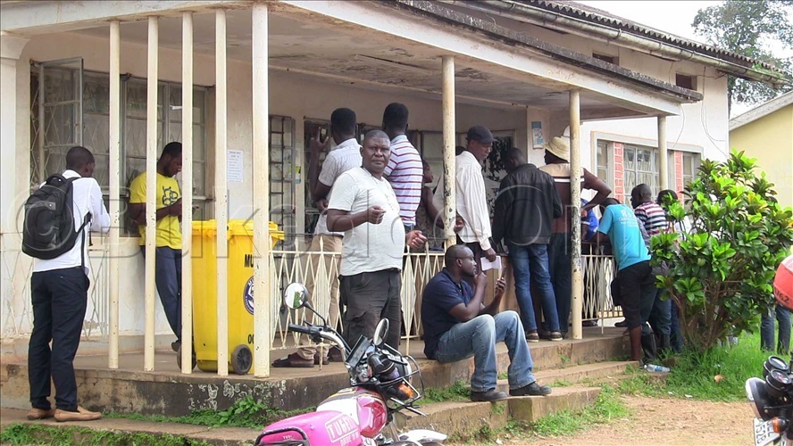 bamu ku batuuze nga bali ku woofiisi ya c amwine e ukono okufuna ebiwandiiko ebibatambuza okugenda mu bifo ebyenjawulo