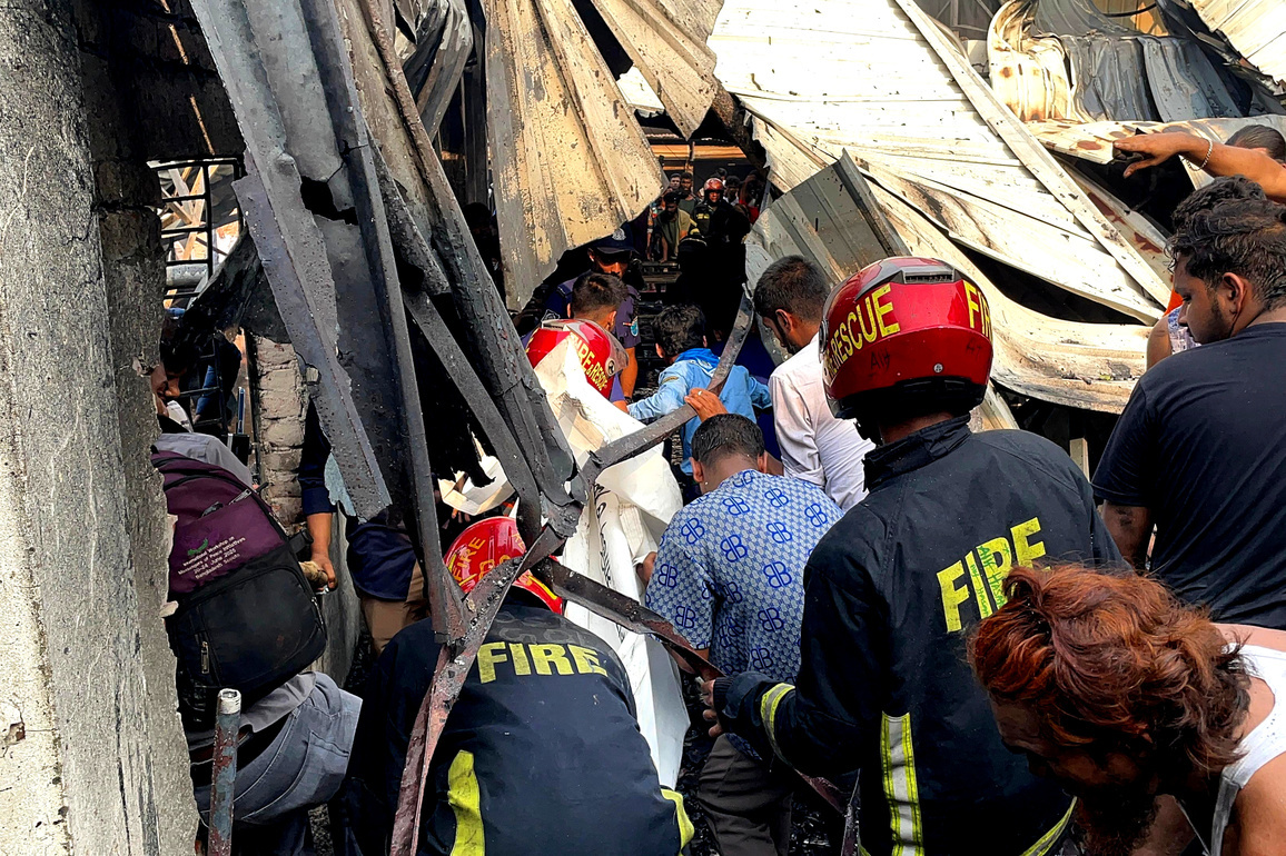 (SpotNews) BANGLADESH-DHAKA-GAS LIGHTER FACTORY-BLAZE-AFTERMATH