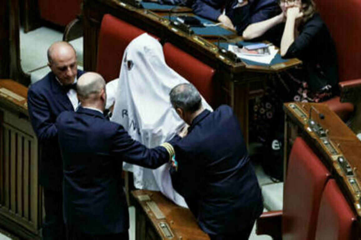 'Ghost' kicked out of Italian parliament (VIDEO)