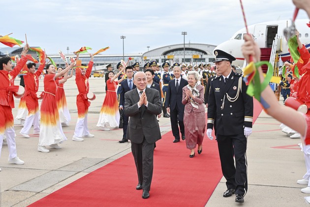 CHINA-BEIJING-CAMBODIAN KING-QUEEN MOTHER-ARRIVAL (CN)