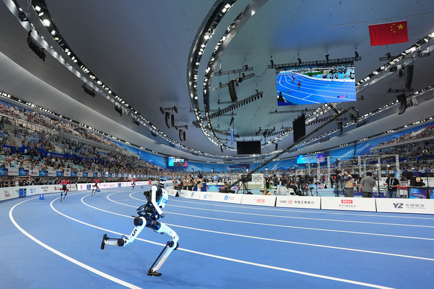 (SP)CHINA-BEIJING-WORLD HUMANOID ROBOT GAMES-LARGE GROUP 400M RACE