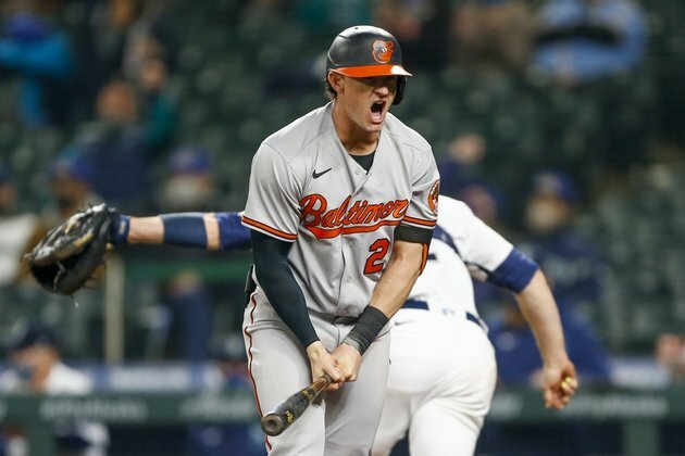 Orioles use 5-run eighth to overcome Mariners