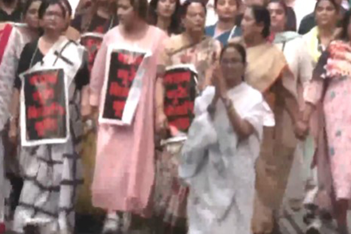 "People suffer due to an unplanned situation by BJP": Bengal CM Mamata Banerjee protests over LPG cylinder shortage