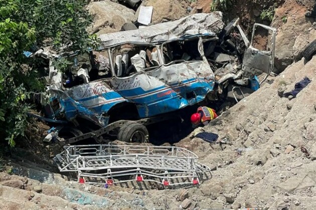 6 die, 18 injured in bus-trailer collision on Pak