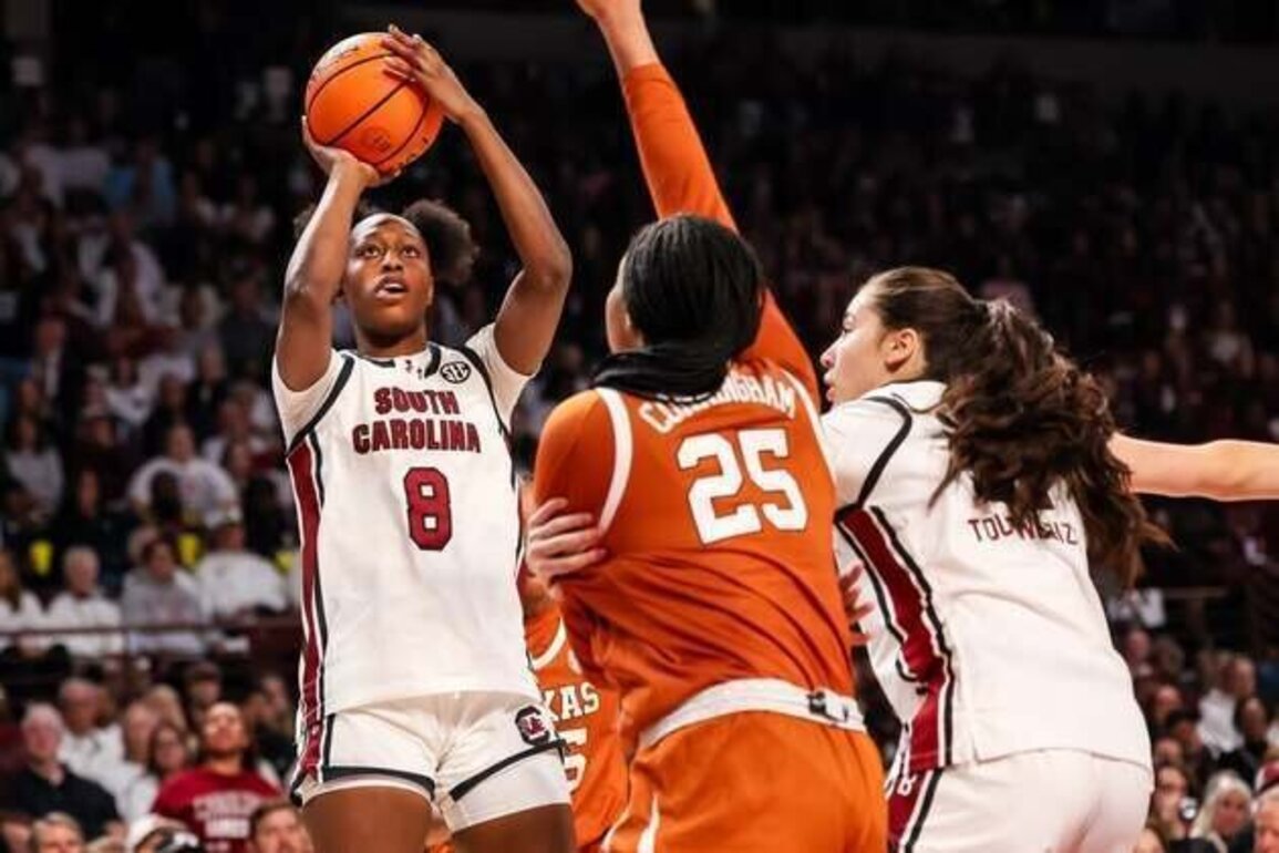 Women's Top 25 roundup: No. 2 South Carolina edges No. 4 Texas