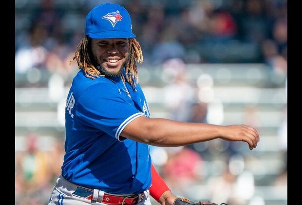 Vladimir Guerrero Jr., Bryce Harper win Hank Aaron Award