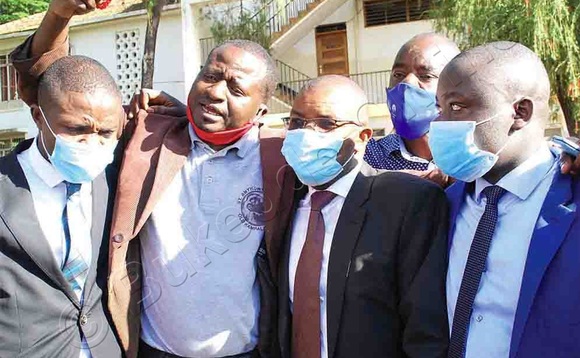 Katabaazi (awanise omukono) ne balooya be oluvannyuma lw'obuwanguzi. Katabaazi (awanise omukono) ne balooya be oluvannyuma lw'obuwanguzi.