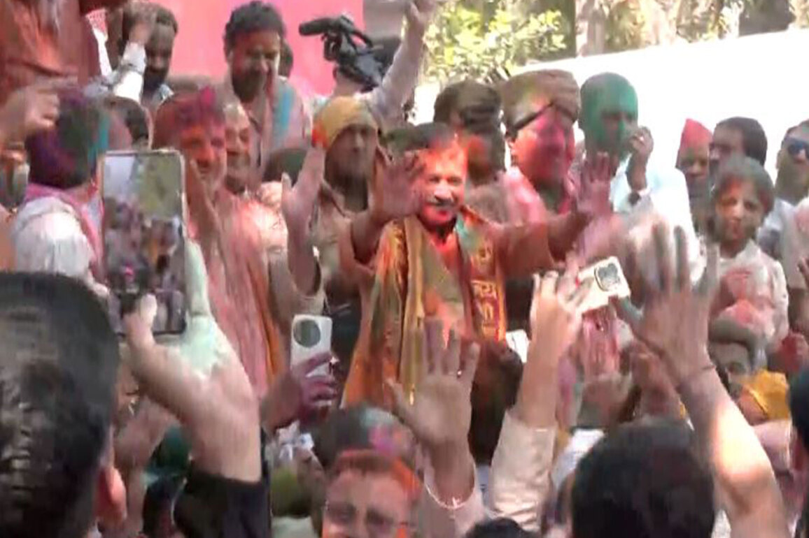"Special Holi for AAP": Kejriwal, Sisodia celebrate festival of colours in Delhi