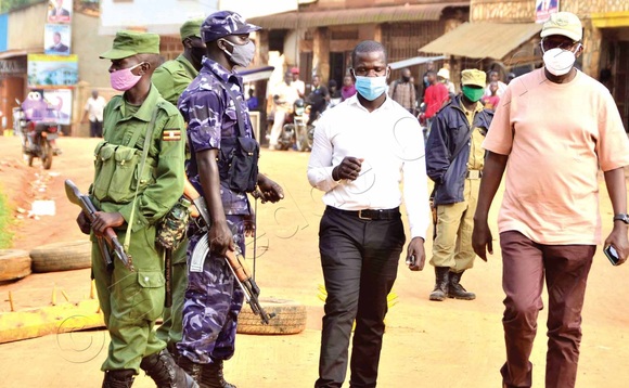 Tumukunde (ku ddyo) ng’agezaako okuyita ku baserikale. Oluvannyuma baamugaAnye okweyongerayo ewa Kyagulanyi. Tumukunde (ku ddyo) ng’agezaako okuyita ku baserikale. Oluvannyuma baamugaAnye okweyongerayo ewa Kyagulanyi.