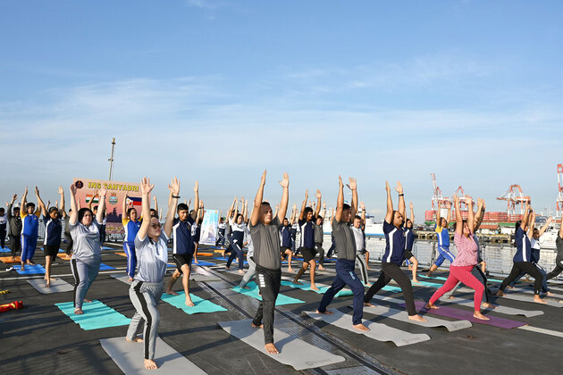 INS Sahyadri crew conducts joint Yoga session with Philippine Navy