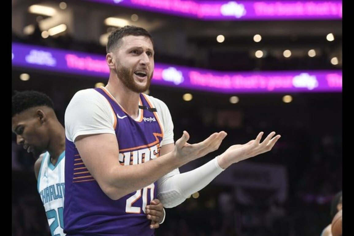 Report: Suns shipping benched Jusuf Nurkic to Hornets
